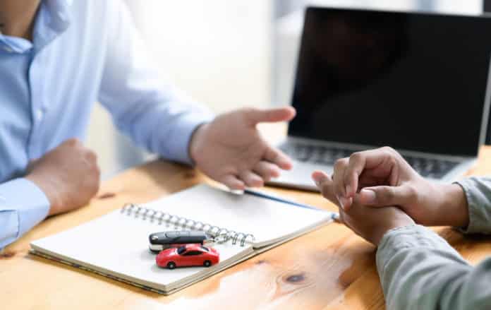 Insurance broker is recommending auto accident insurance to clients. conseils assurance auto